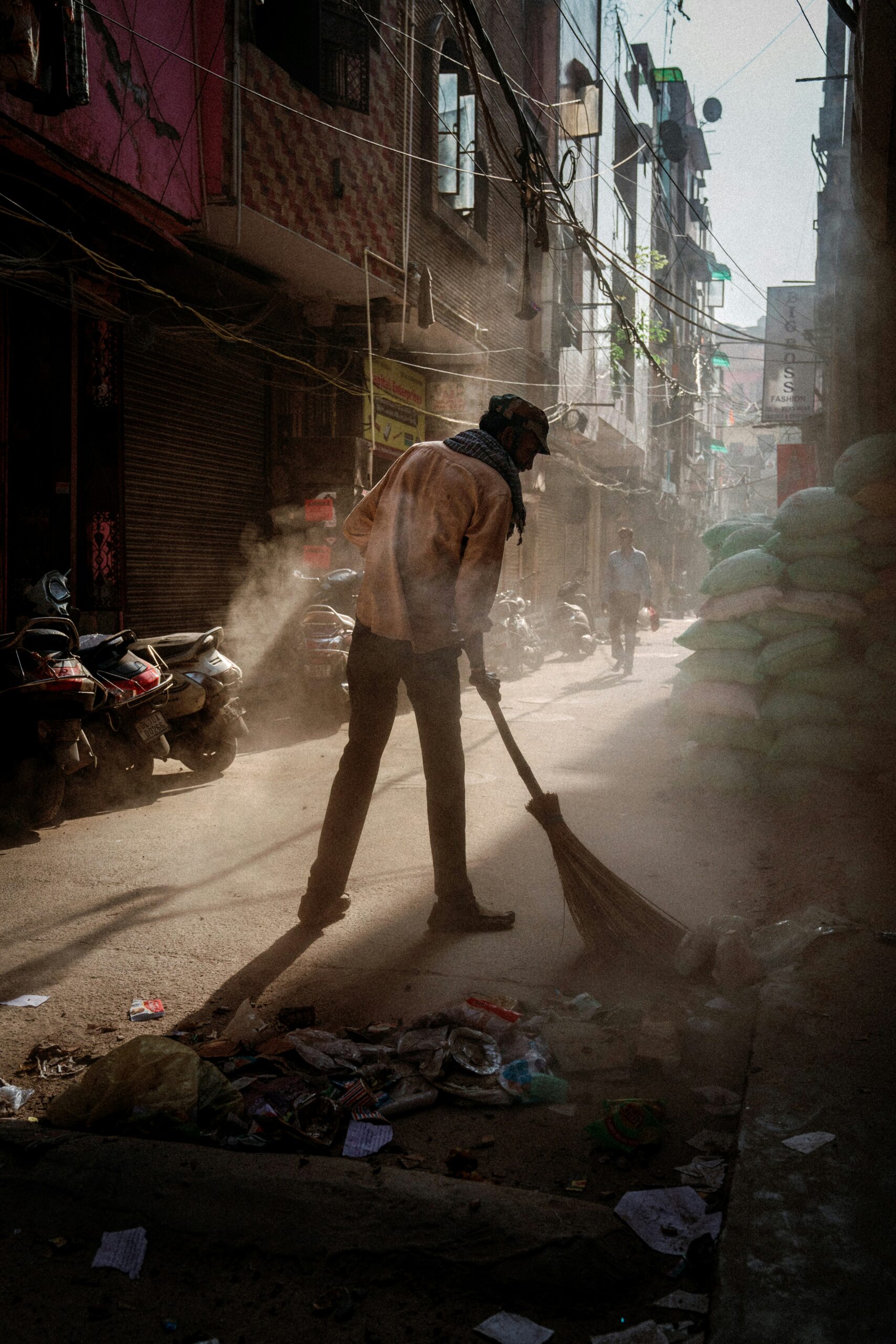 delhis-garbage-mountains-expose-waste-pickers-to-extreme-heat-and-toxic-conditions