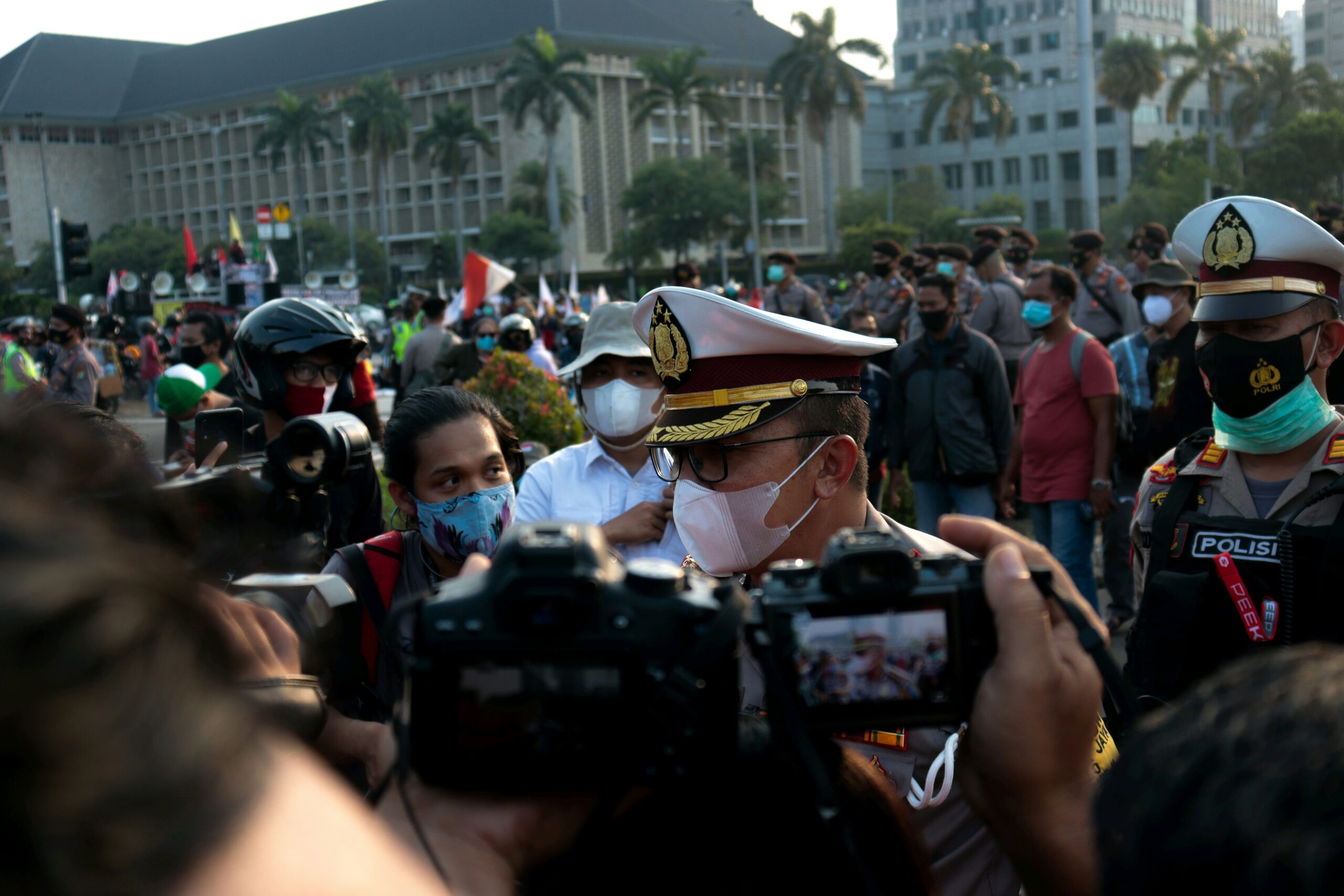 venezuelas-president-maduro-mobilizes-millions-in-militia-following-us-military-and-bounty-escalations