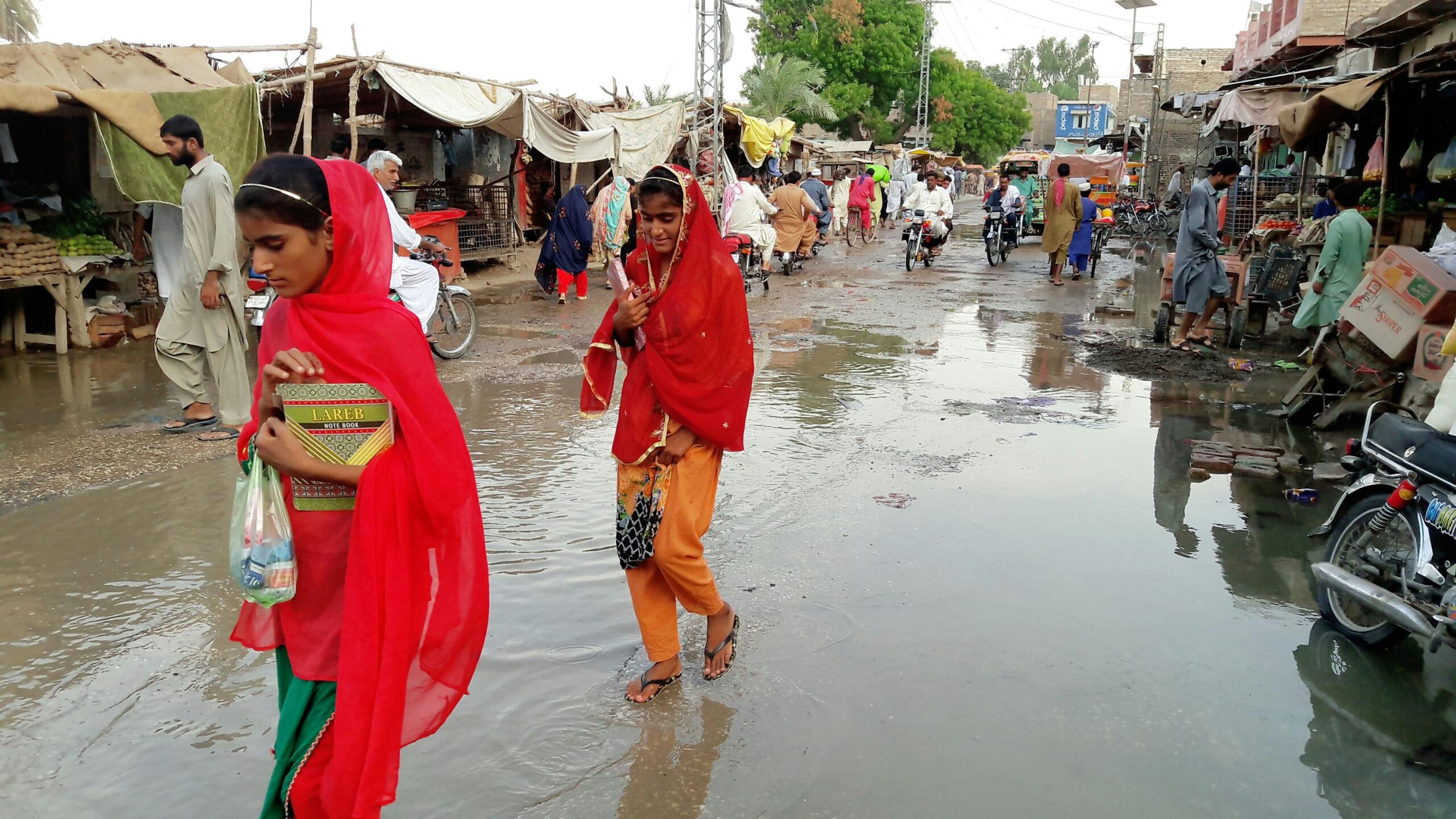 pakistan-faces-intense-flooding-hundreds-dead-more-rain-predicted